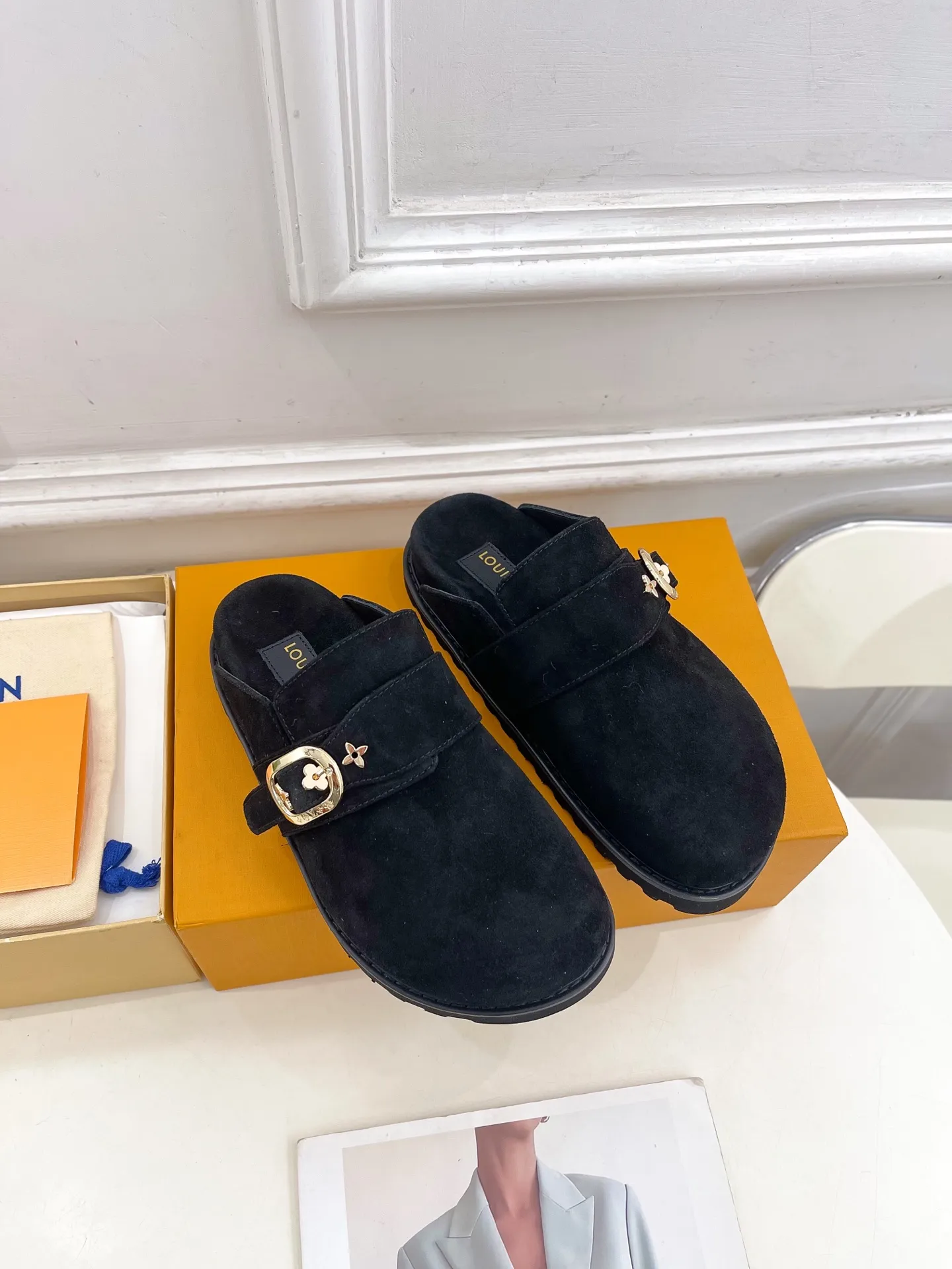 👟👟Ex-factory price 580👟👟 Men's model ➕10 LV | Louis Vuitton 25𝐬𝐬 🧡💚2025 Early spring new model Top version ⚠️ The counter features the latest LV COSY COMFORT metal buckle Bread Mule slippers hard goods new🆕 ❥BS purchasing level! Full of high-end feel! A popular model among bloggers at home and abroad, it’s retro and fashionable and looks amazing on your feet! Mainly recommended models on the official website★ ━━━━━ ЅᏇєєt ━━━━━ ▪️Upper: original specific cowhide/old leather ▪️lining: imported cowhide lining ▪️outsole: original molded outsole ▪️shoe size: women's size 35-39 (customized at 40.41) Men's size 40-44 (45.46 customized)